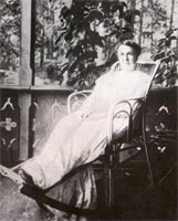 Варвара Михайловна Булгакова на даче в Буче под Киевом. 1915 год.